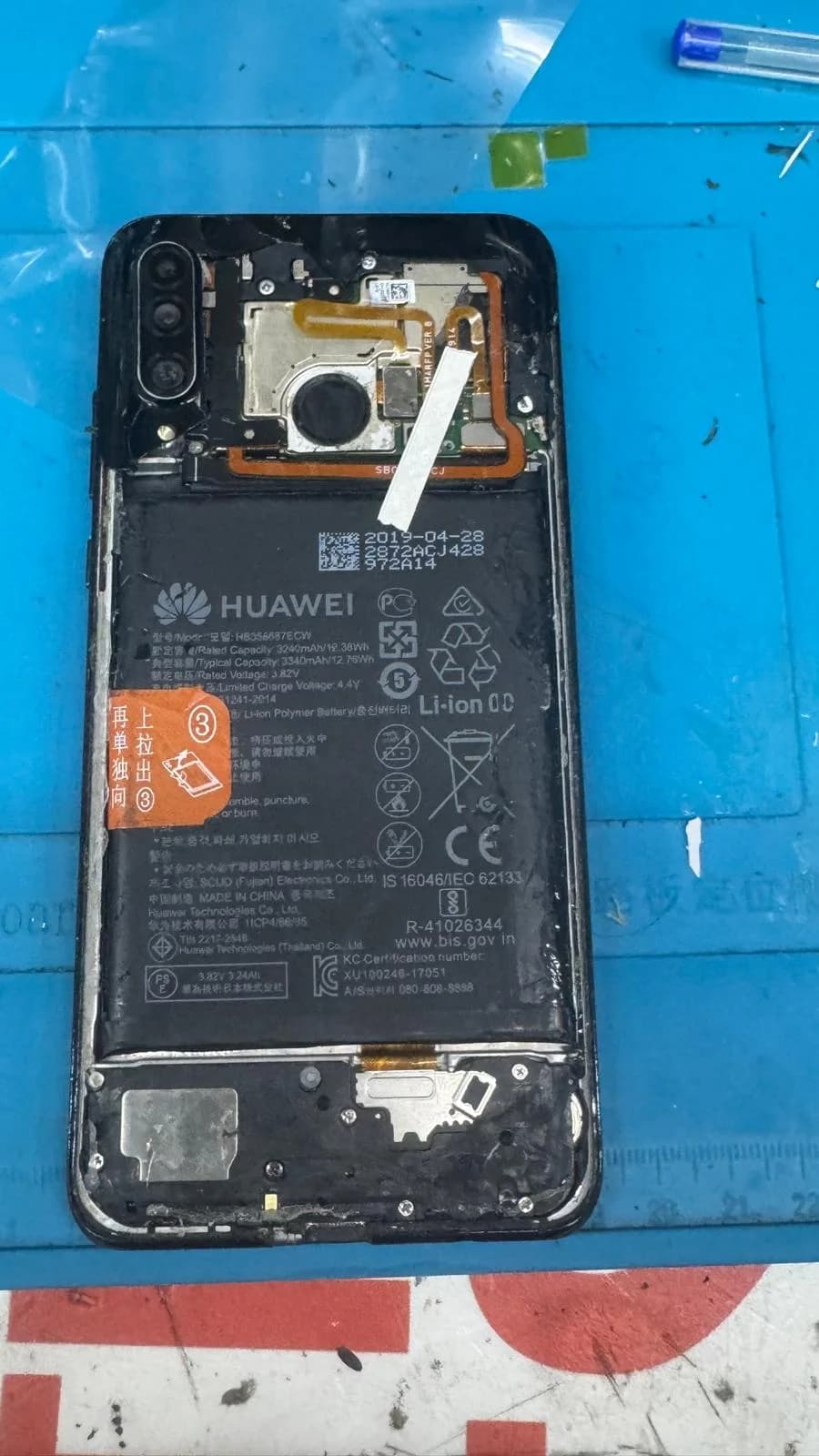 Réparation cache arrière HUAWEI P30 LITE - État initial cassé avant intervention atelier Paris
