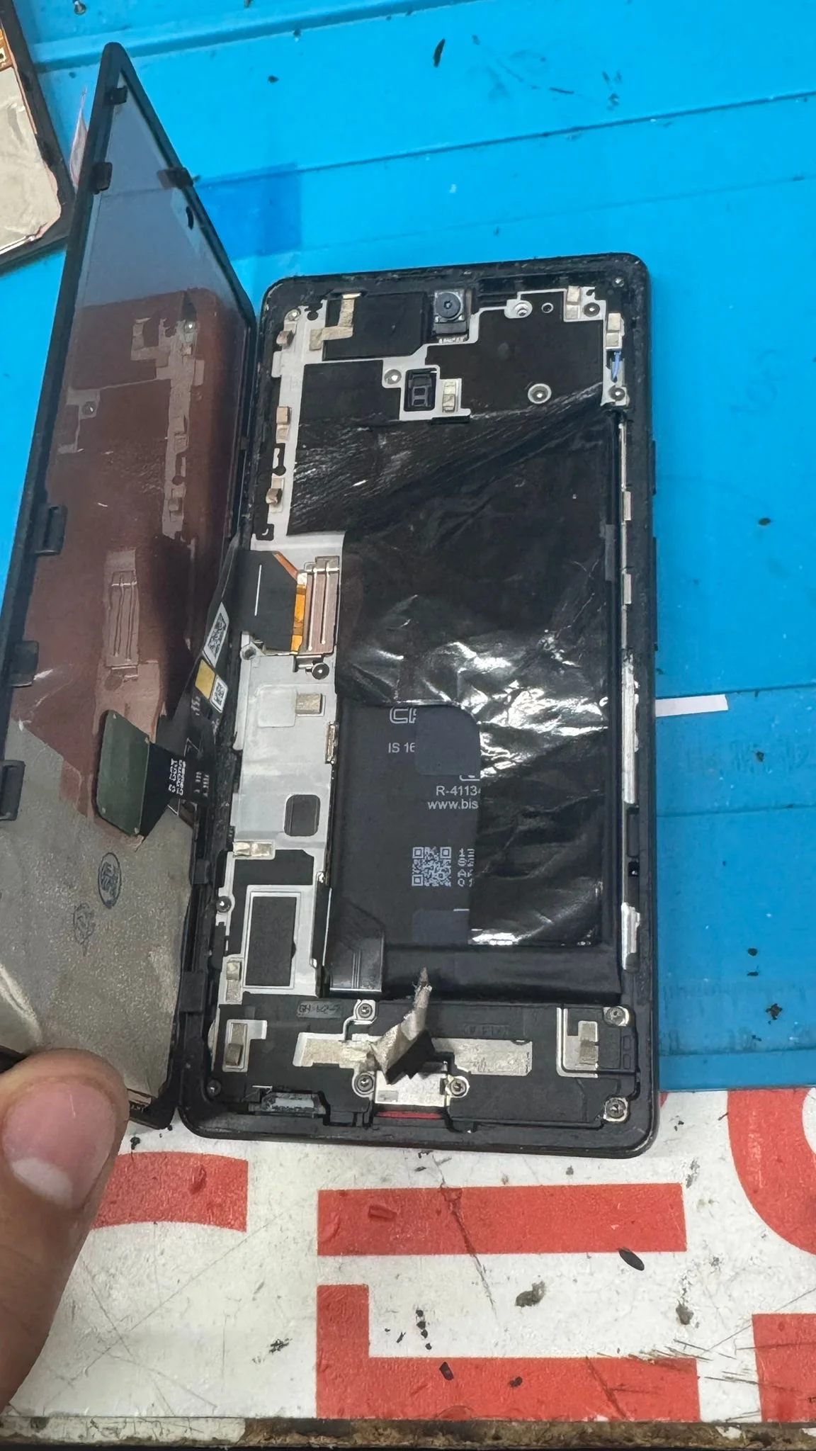 Réparation téléphone Google Pixel 6A ouvert - Intervention en cours remplacement écran
