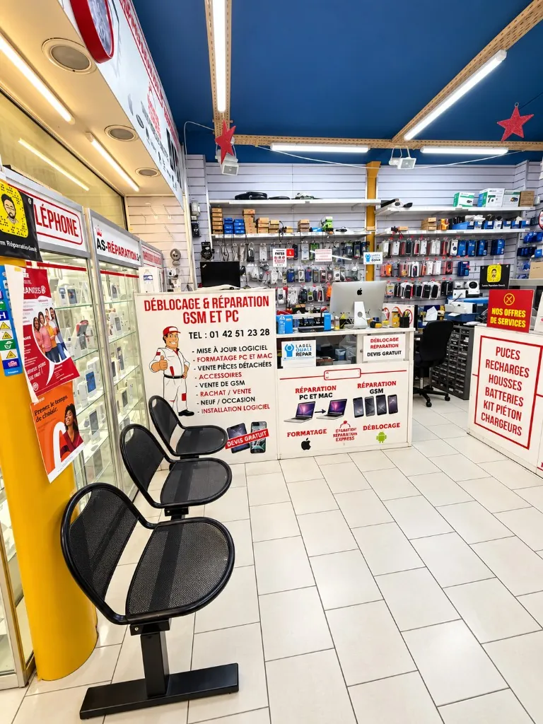 Comptoir de réparation et espace d'attente de la boutique AS Réparation