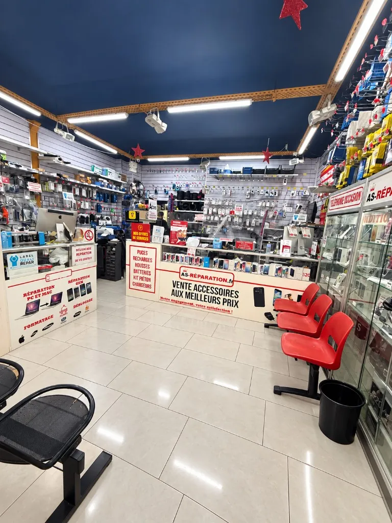 Intérieur de la boutique AS Réparation avec pièces détachées et accessoires